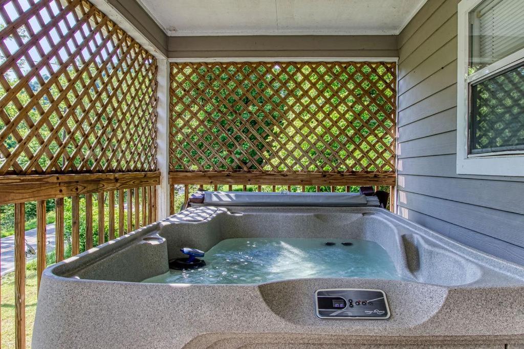 River Song, Near River, Hot Tub, Foosball, Wifi 1089 Free Tickets Each Paid Day, Dollywood And More Sevierville Bagian luar foto