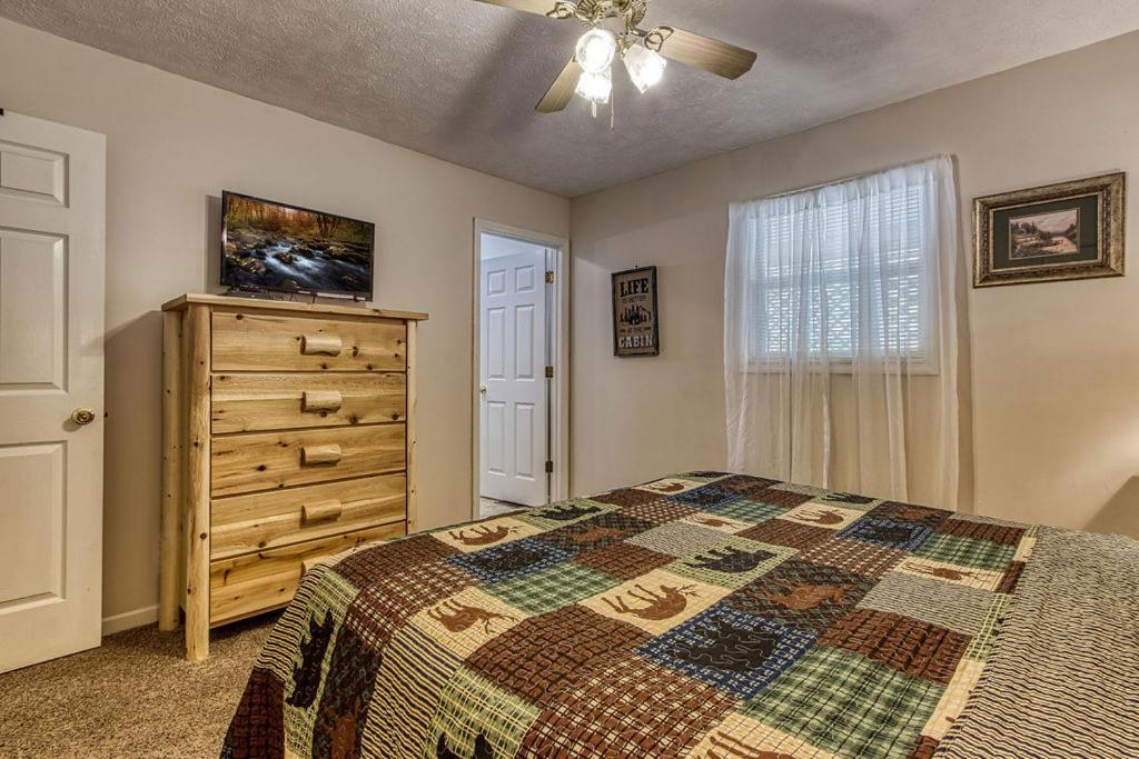 River Song, Near River, Hot Tub, Foosball, Wifi 1089 Free Tickets Each Paid Day, Dollywood And More Sevierville Bagian luar foto